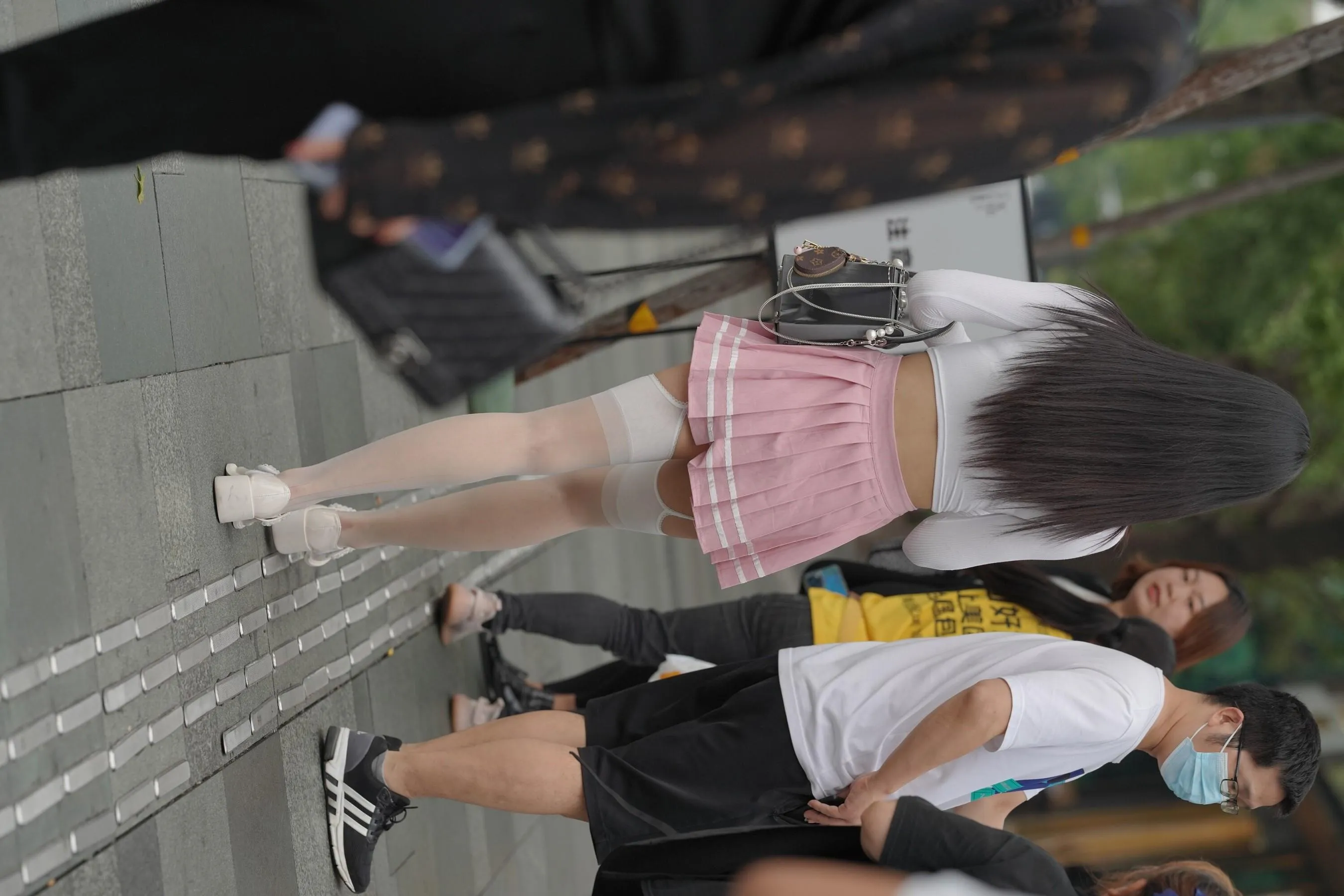 魔镜街拍 NO.161 街拍白丝吊带袜美女 [109P]插图4